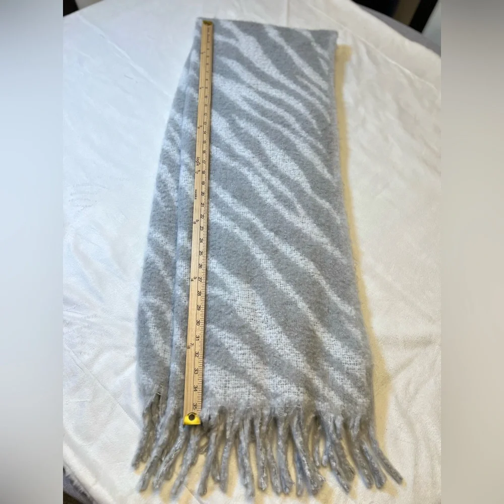 GAP Soft Gray‎ and White Shawl One Size